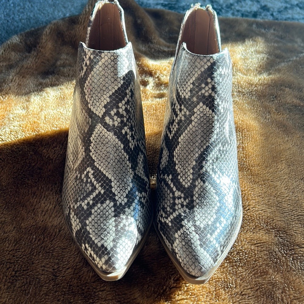 SIZE 7 SCOOP NYC SNAKE SKIN PRINT HEELED BOOTIE